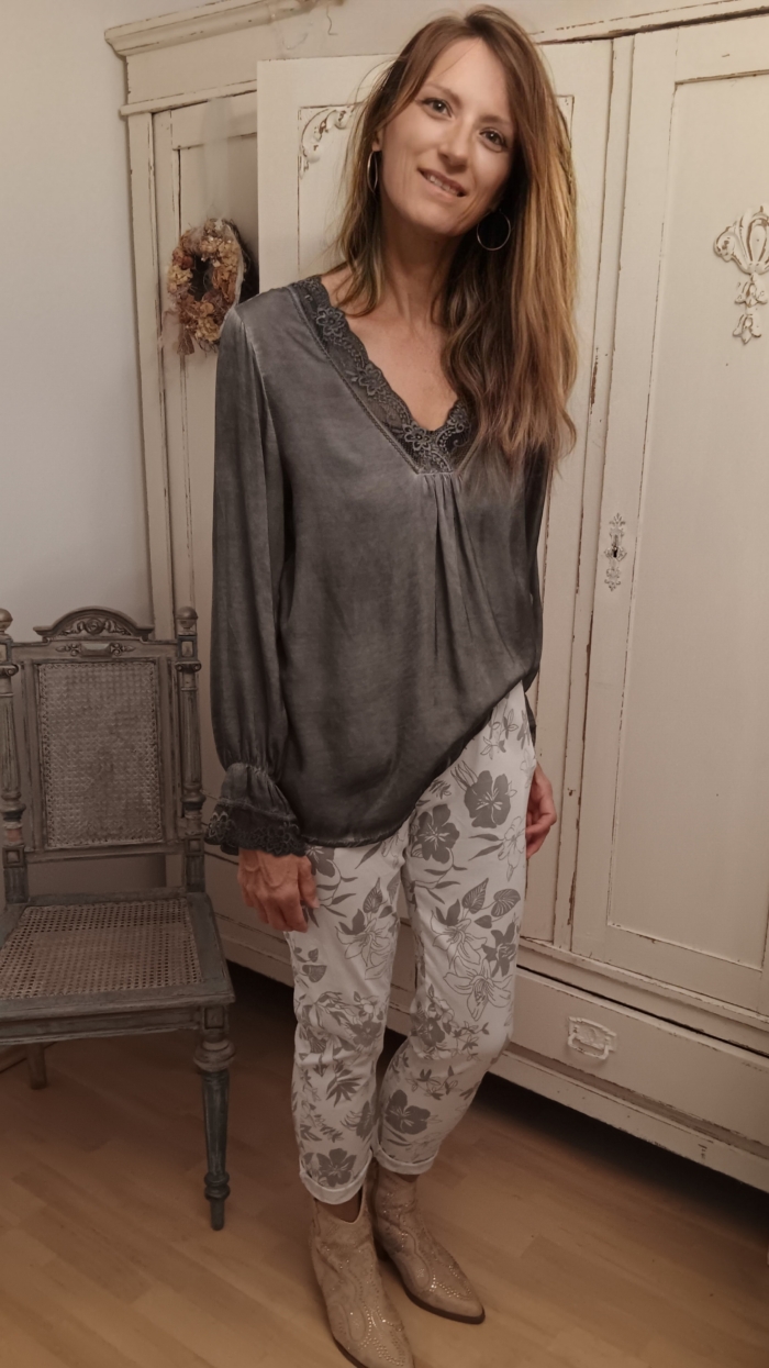 Jogpant weiß-grau mit Bluse in antrazith
