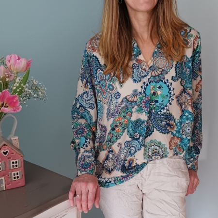 Bluse in blauem Paisleydesign