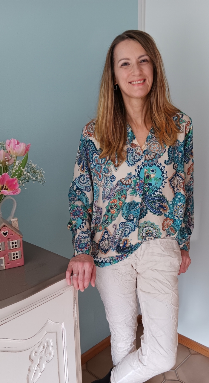 Bluse in blauem Paisleydesign