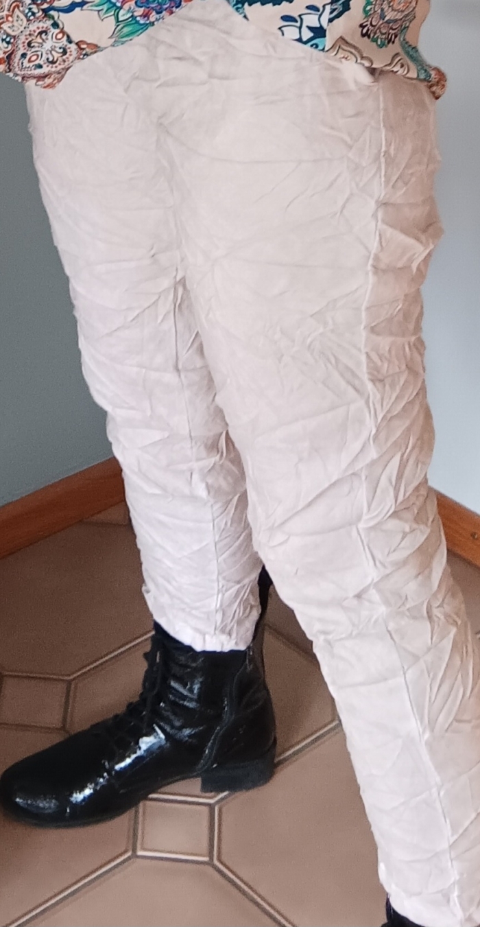 jogpant in Velourlederoptik, seitlich